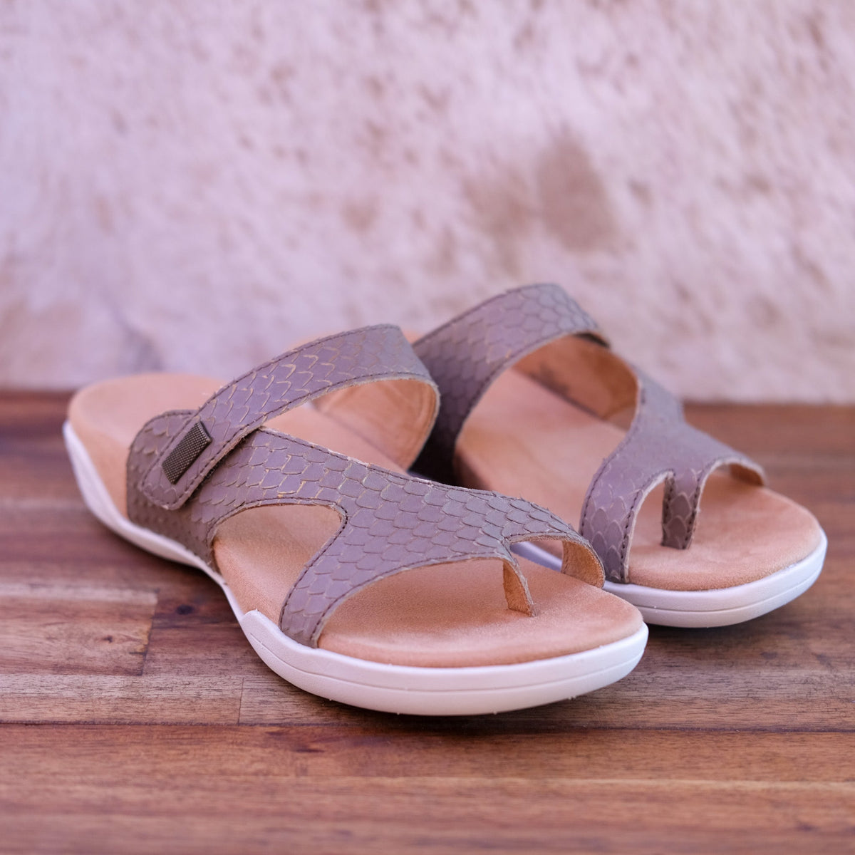 Hälsa - Darline - Women's Leather Sporty Slides