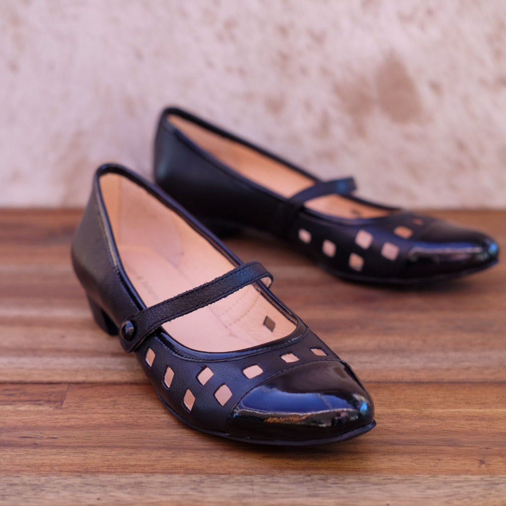 Django & Juliette - Exxot - Women's Mary-Jane Flat Dress Shoe