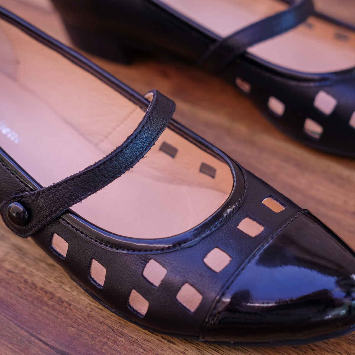 Django & Juliette - Exxot - Women's Mary-Jane Flat Dress Shoe