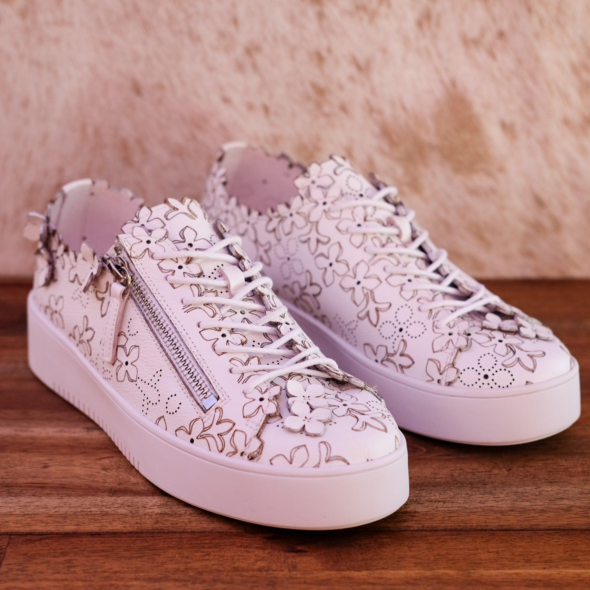 Django & Juliette - Leere - Women’s Appliqué Leather Sneaker