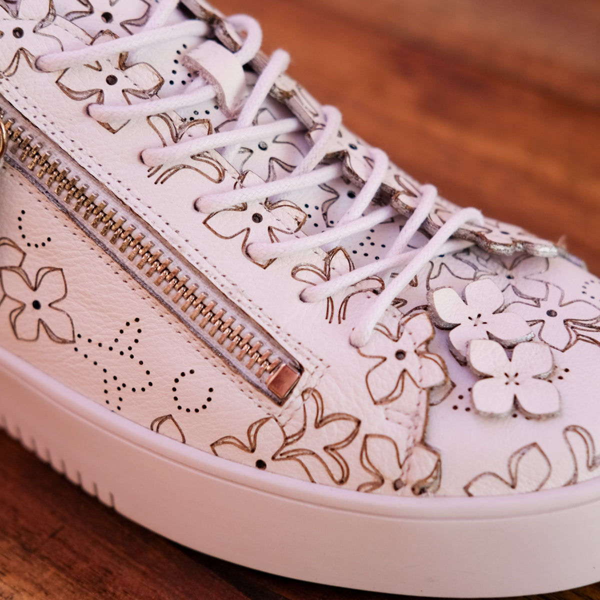 Django & Juliette - Leere - Women’s Appliqué Leather Sneaker