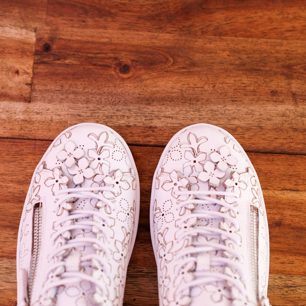 Django & Juliette - Leere - Women’s Appliqué Leather Sneaker