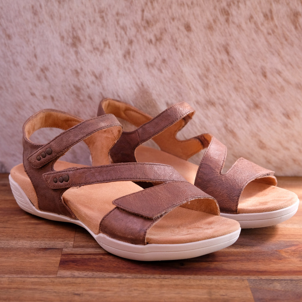 Hälsa - Denia - Women’s Flat Leather Sandals