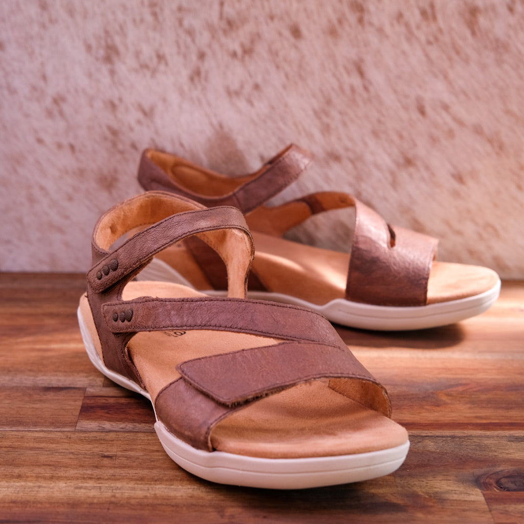 Hälsa - Denia - Women’s Flat Leather Sandals