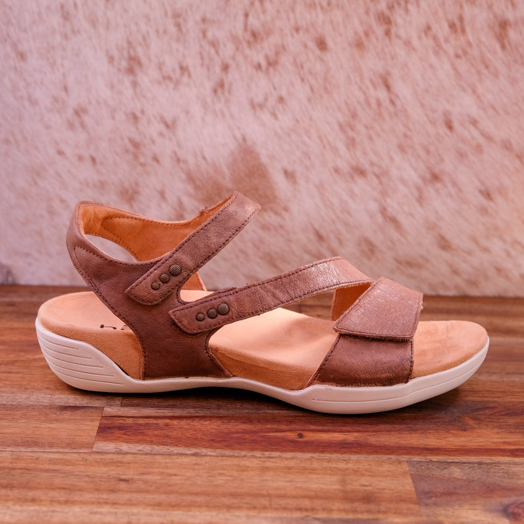 Hälsa - Denia - Women’s Flat Leather Sandals