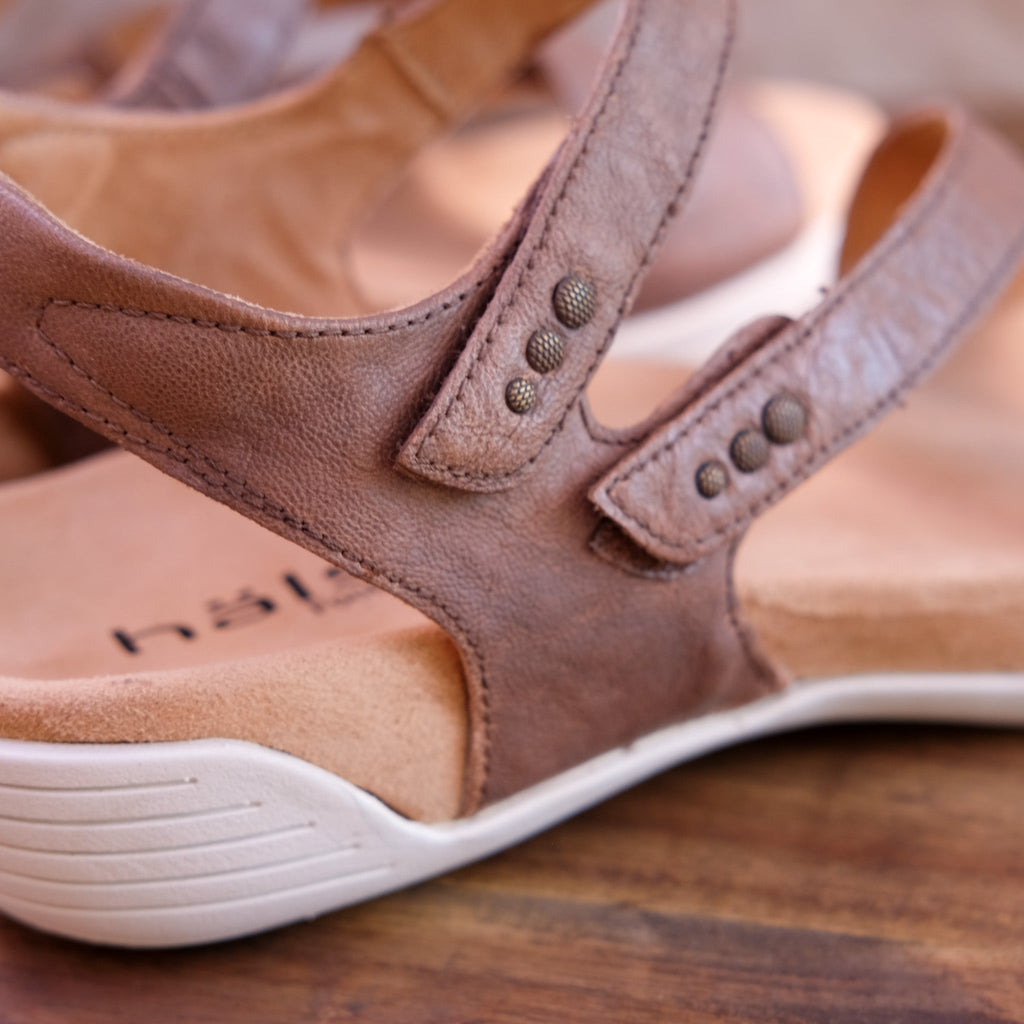 Hälsa - Denia - Women’s Flat Leather Sandals