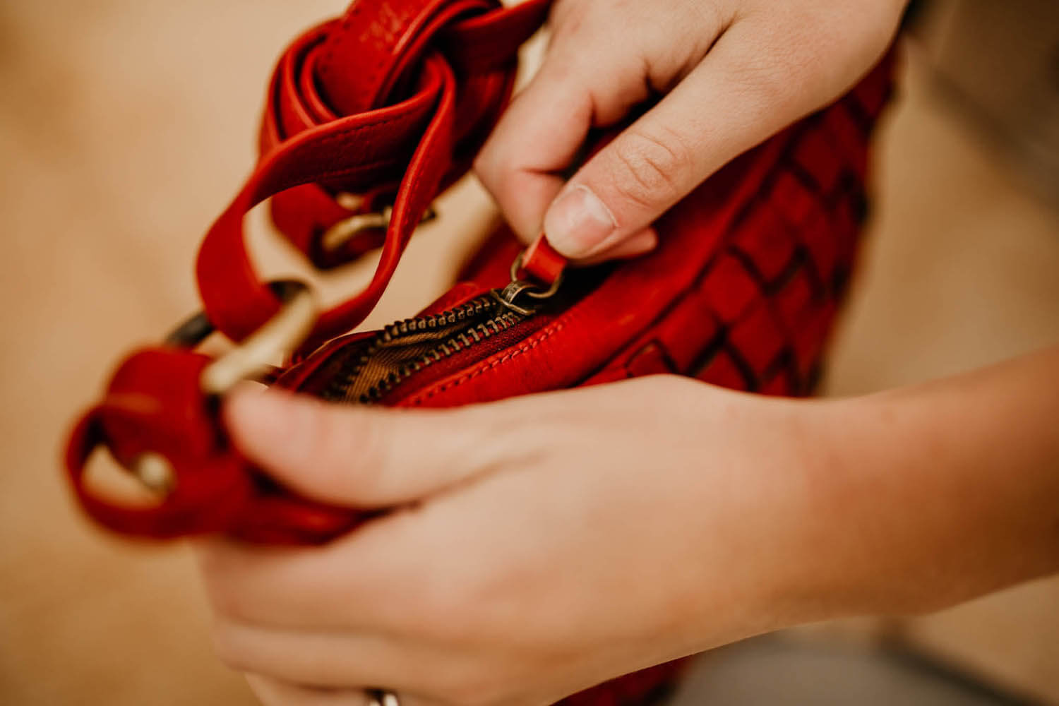 Lake Leather - Cleveland - Women's Woven Leather Crossbody